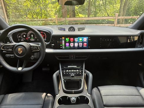 Used 2024 Porsche Cayenne image 11