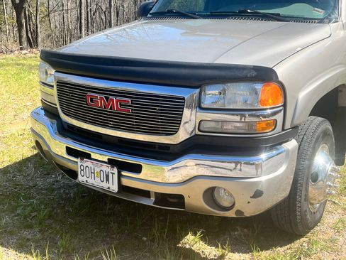 Used 2003 GMC Sierra 3500 SLT w/ SLT Preferred Equipment Group image 2