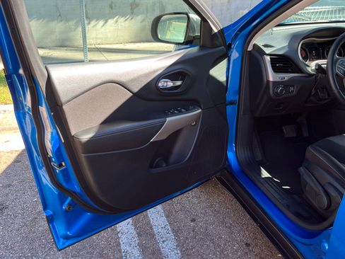 Used 2017 Jeep Cherokee Sport image 9