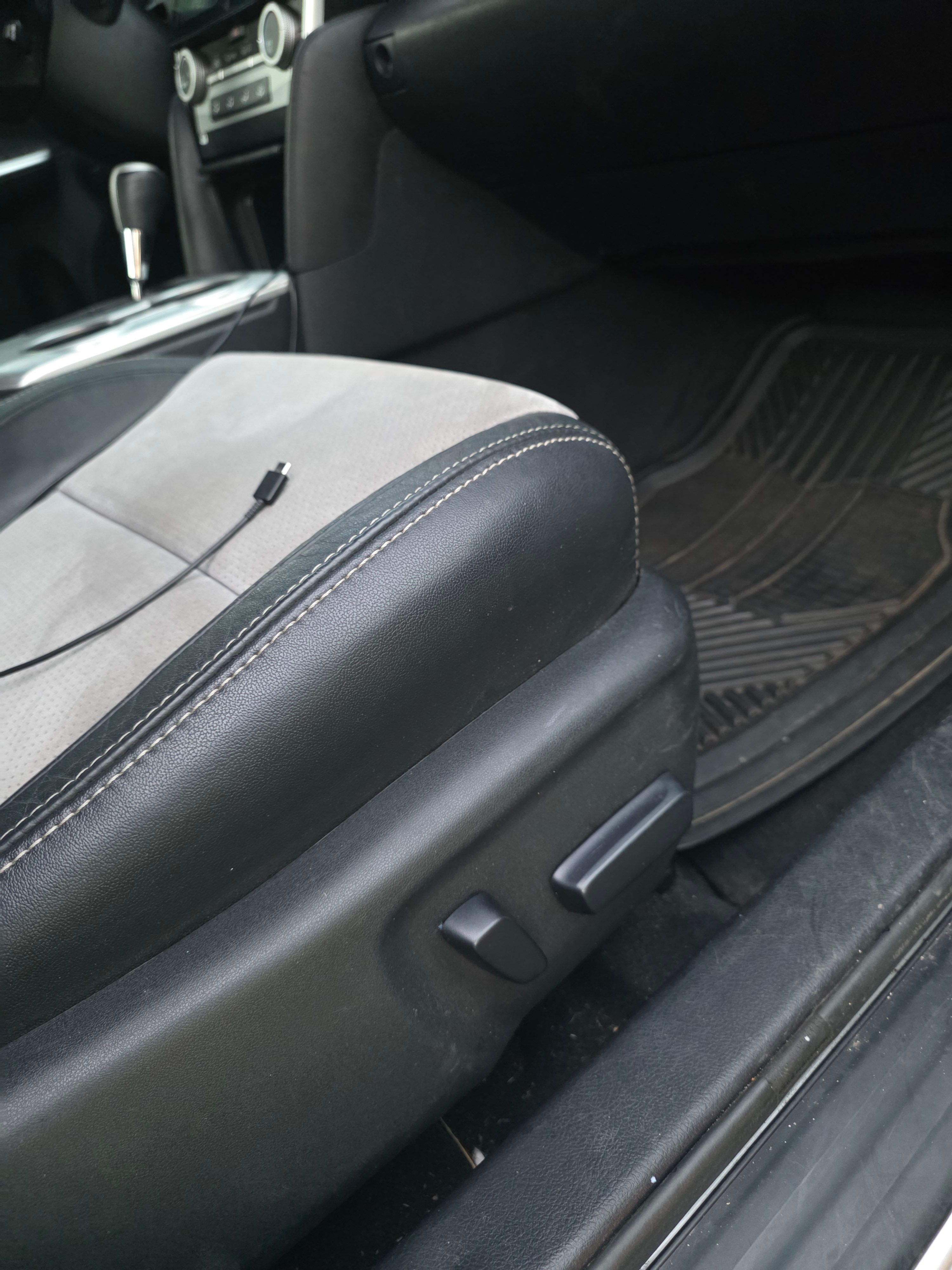 Used 2013 Toyota Camry SE w/ Leather Pkg FWD image 17
