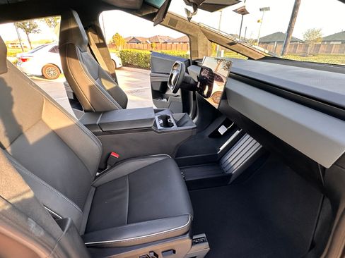 Used 2025 Tesla Cybertruck AWD Crew Cab image 8