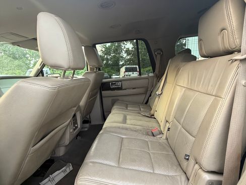 Used 2010 Lincoln Navigator 4WD image 17
