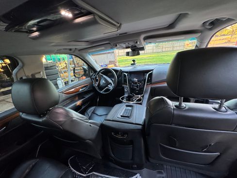 Used 2017 Cadillac Escalade ESV Luxury image 5