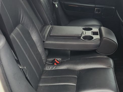 Used 2011 Land Rover Range Rover HSE image 13