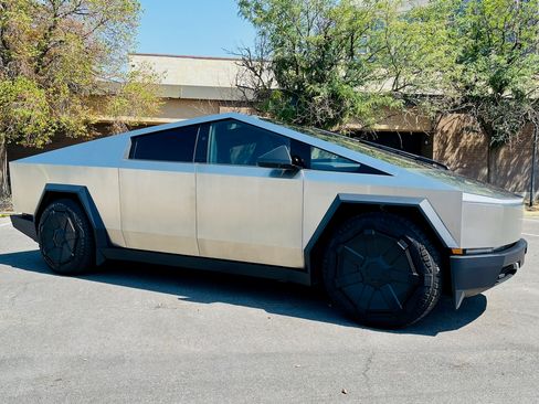 Used 2024 Tesla Cybertruck AWD Crew Cab image 4