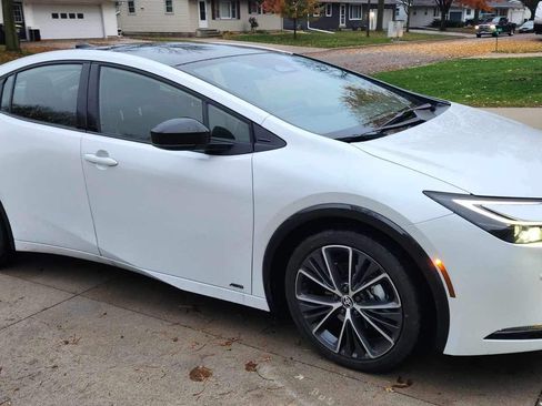 Used 2023 Toyota Prius XLE image 1
