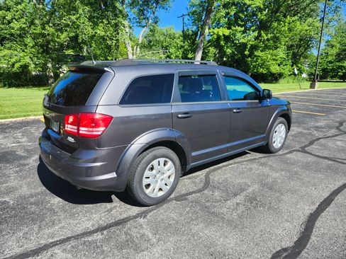 Used 2019 Dodge Journey SE FWD image 1