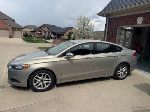 Used 2015 Ford Fusion SE FWD image 1