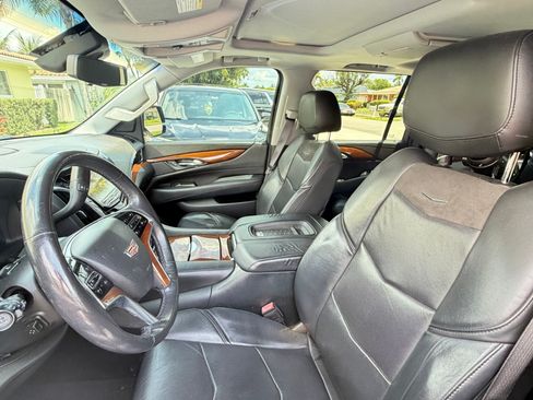 Used 2017 Cadillac Escalade ESV Luxury RWD image 11