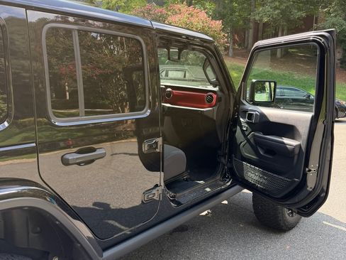 Used 2018 Jeep Wrangler Unlimited Rubicon AWD/4WD image 5