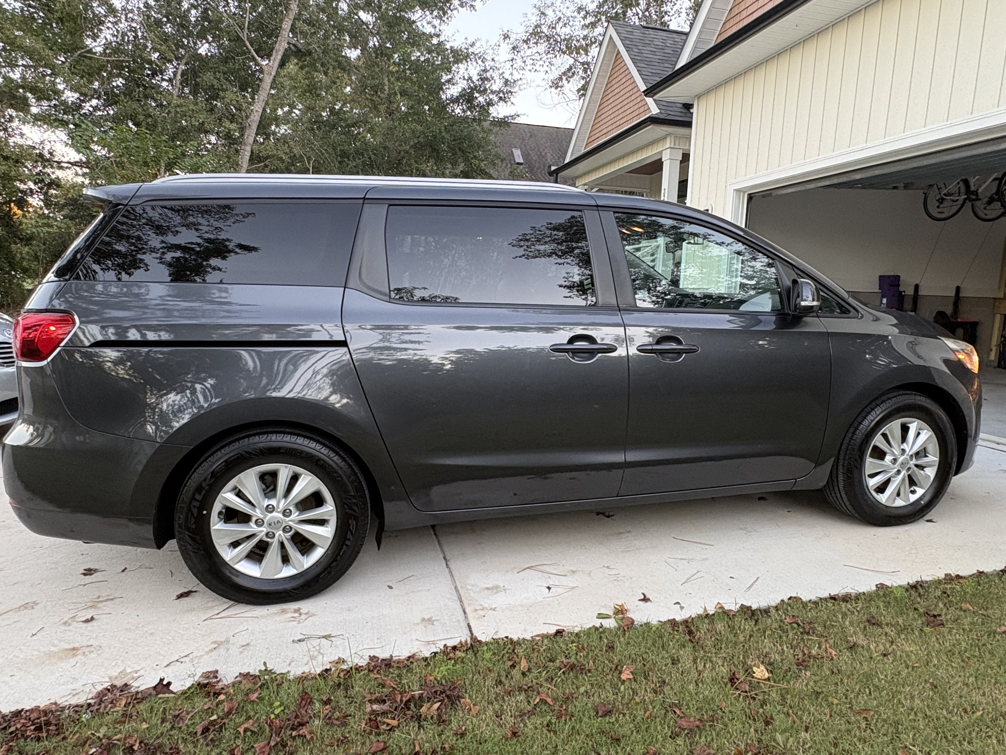 Used 2016 Kia Sedona LX w/ Option Group 020 FWD image 5