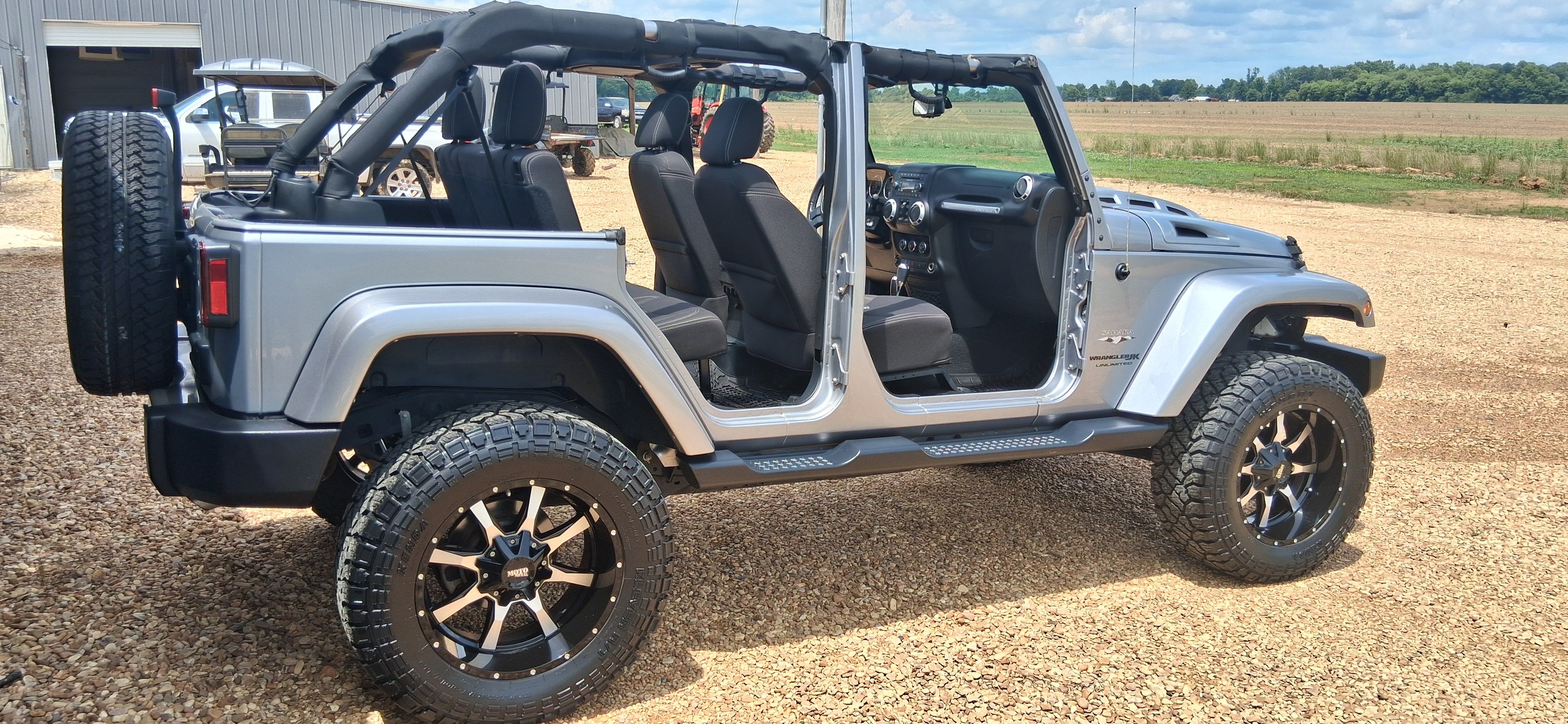 Used 2018 Jeep Wrangler Unlimited Sahara w/ Connectivity Group AWD/4WD image 18
