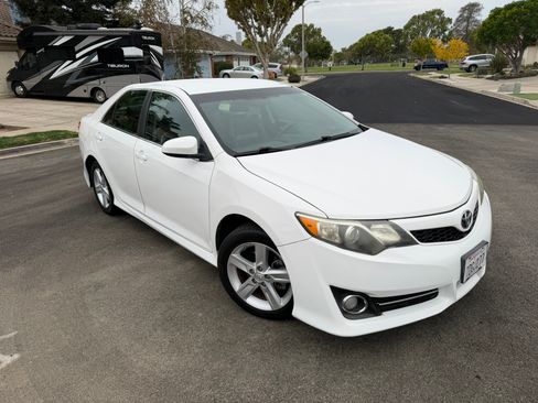 Used 2014 Toyota Camry SE image 1