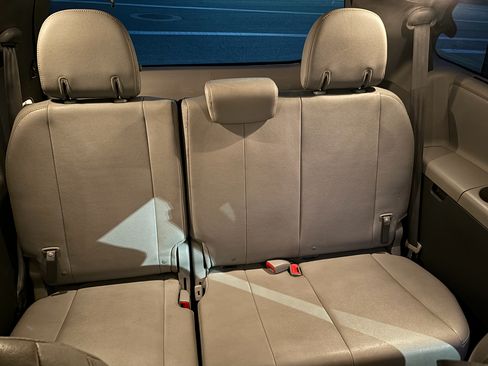 Used 2020 Toyota Sienna XLE Premium w/ Carpet Mat Package image 15