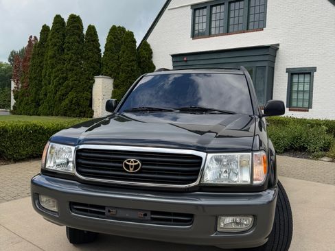 Used 1998 Toyota Land Cruiser w/ Leather Trim Pkg AWD/4WD image 2