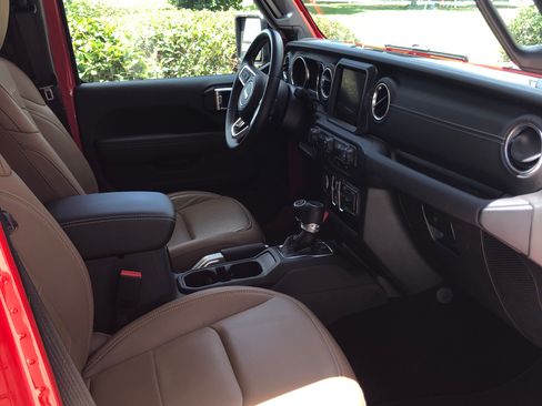 Used 2022 Jeep Gladiator Overland w/ Popular Equipment Package image 9