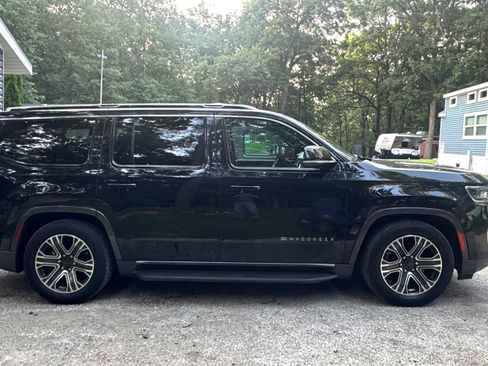Used 2022 Jeep Wagoneer Series III w/ Flexible Seating Group image 2