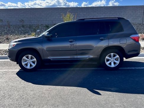 Used 2010 Toyota Highlander Limited image 1