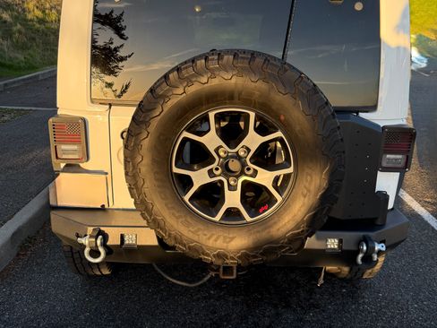 Used 2016 Jeep Wrangler Unlimited Sahara image 6