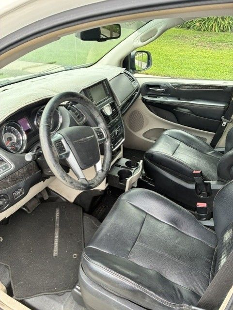 Used 2012 Chrysler Town & Country Touring-L w/ Trailer Tow Group FWD image 10