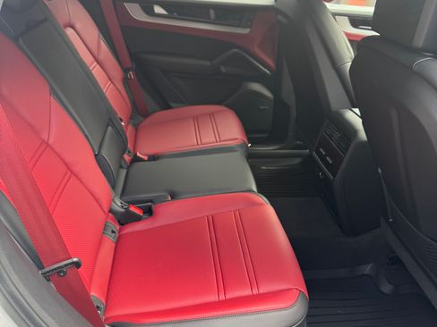 Used 2025 Porsche Cayenne S image 17