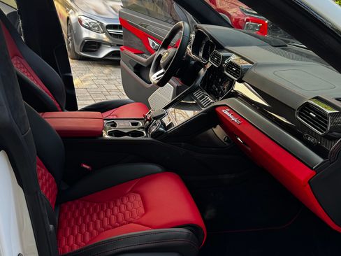 Used 2022 Lamborghini Urus Sport Utility 4D image 10