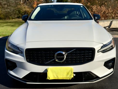 Used 2021 Volvo S60 T5 Momentum w/ Premium Package image 2