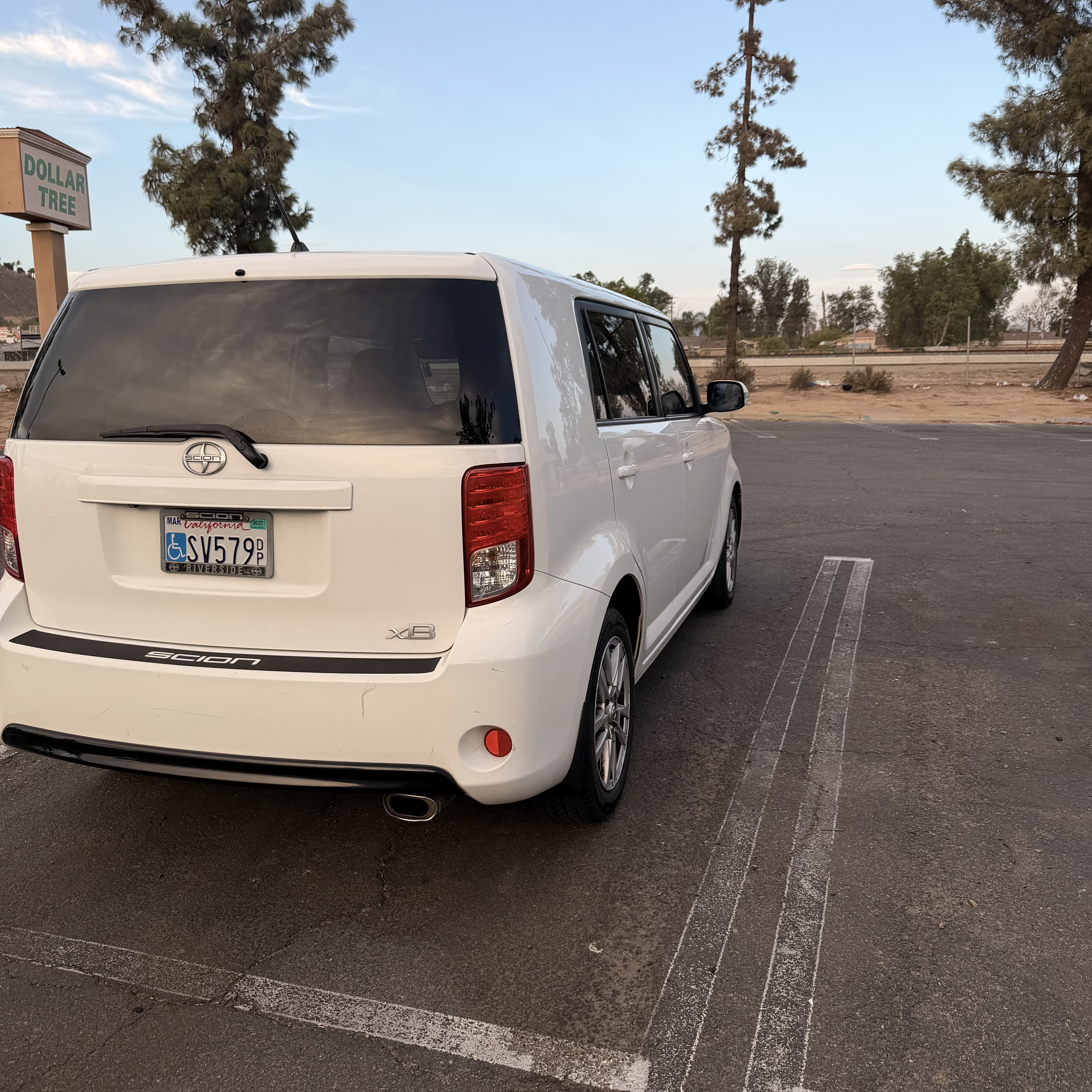 Used 2015 Scion xB FWD image 9