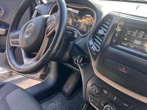 Used 2017 Jeep Cherokee Sport w/ Cold Weather Group image 10