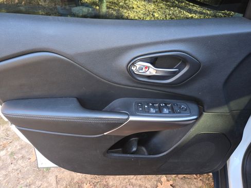 Used 2019 Jeep Cherokee Latitude w/ Popular Appearance Group image 9