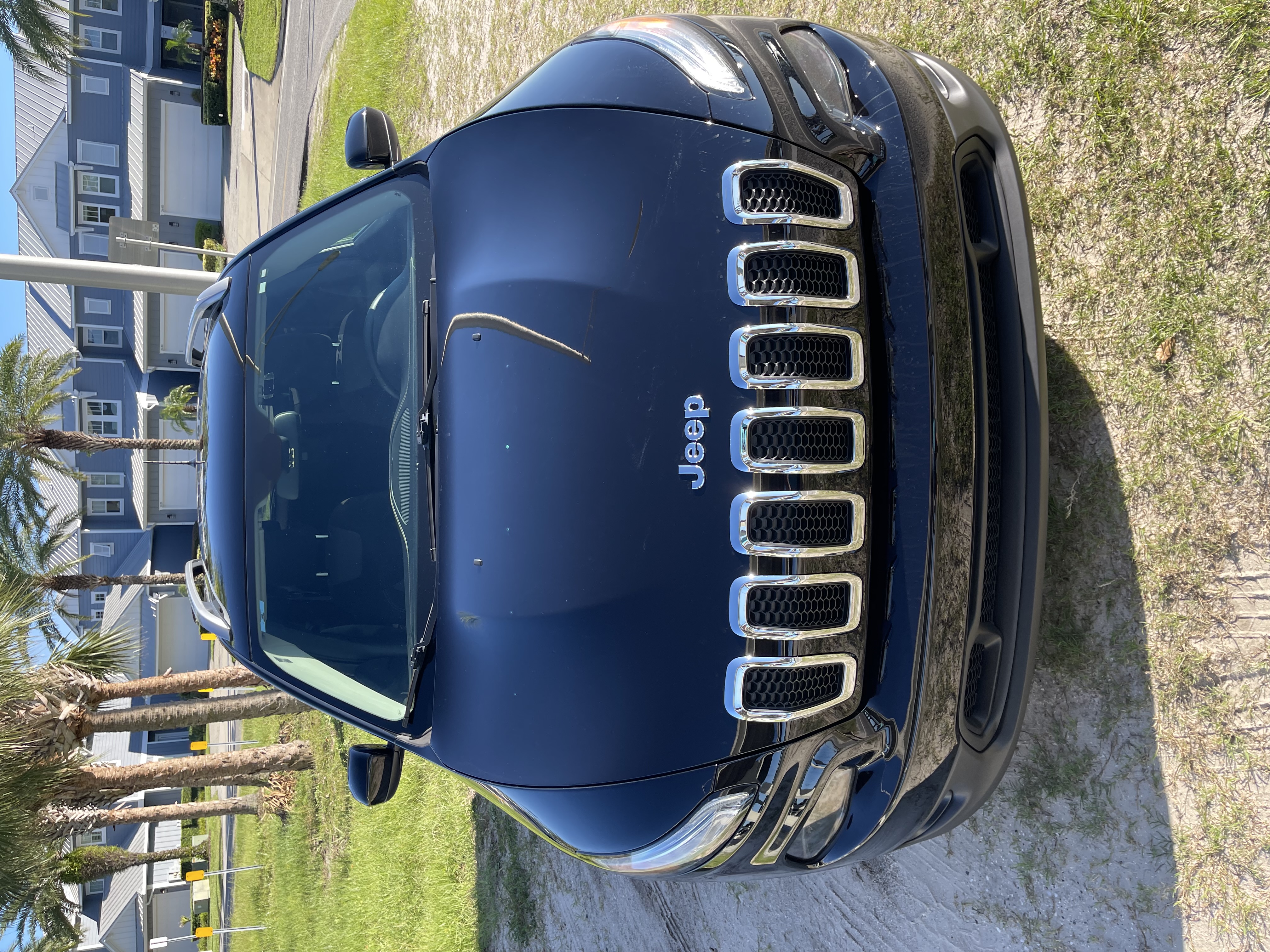 Used 2018 Jeep Cherokee Latitude w/ Cold Weather Group FWD image 2
