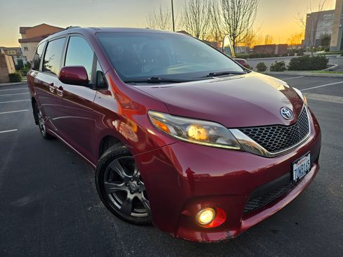 Used 2017 Toyota Sienna SE image 4