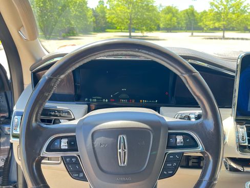 Used 2018 Lincoln Navigator Reserve w/ Technology Package AWD/4WD image 19