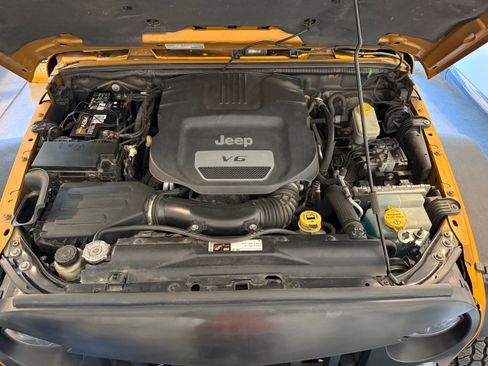 Used 2014 Jeep Wrangler Unlimited Rubicon w/ Connectivity Group AWD/4WD image 6