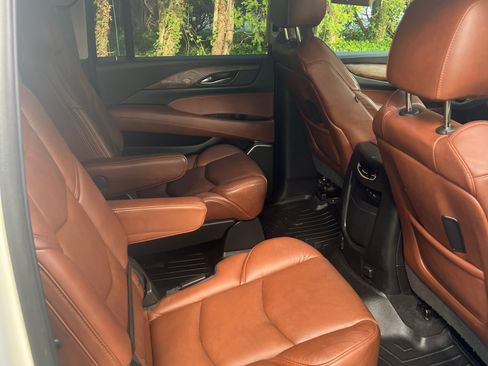 Used 2017 Cadillac Escalade ESV Luxury image 19