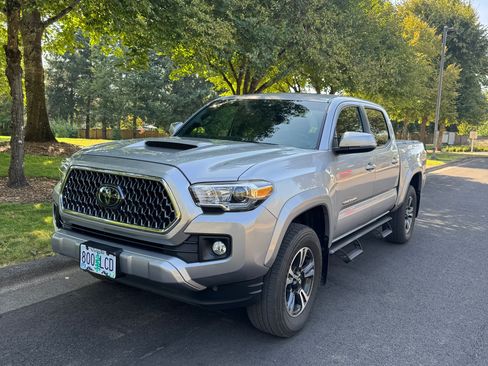 Used 2018 Toyota Tacoma TRD Sport image 9