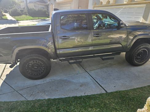 Used 2021 Toyota Tacoma TRD Sport w/ Technology Package image 5