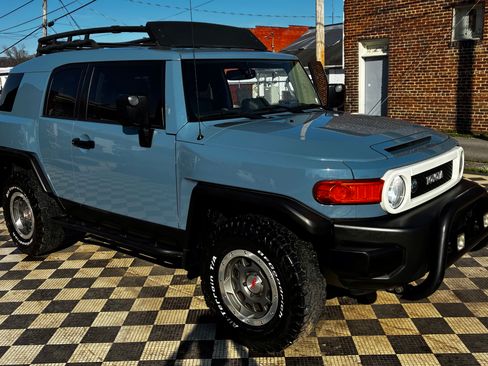 Used 2014 Toyota FJ Cruiser Sport Utility 2D w/ Trail Teams Ultimate Edition image 2