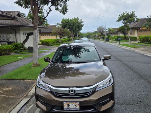 Used 2017 Honda Accord Touring image 1