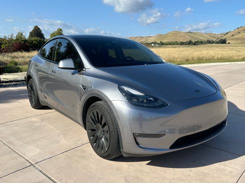 Used 2025 Tesla Model Y Long Range AWD/4WD image 6
