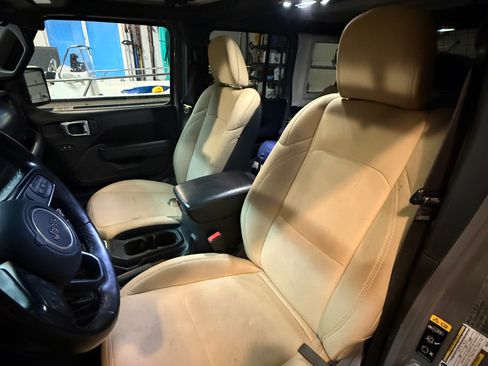 Used 2023 Jeep Wrangler Unlimited Sport image 9