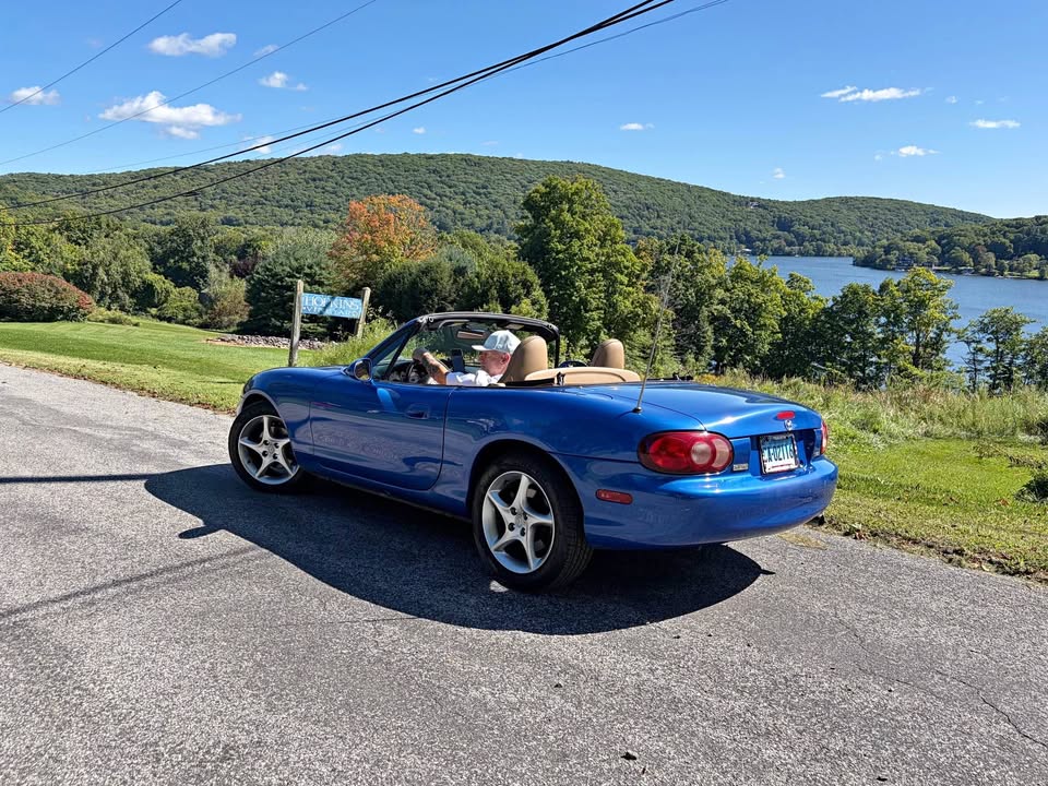 Used 2002 MAZDA MX-5 Miata LS RWD image 2
