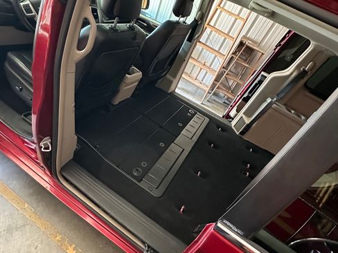 Used 2013 Chrysler Town & Country Touring FWD image 17