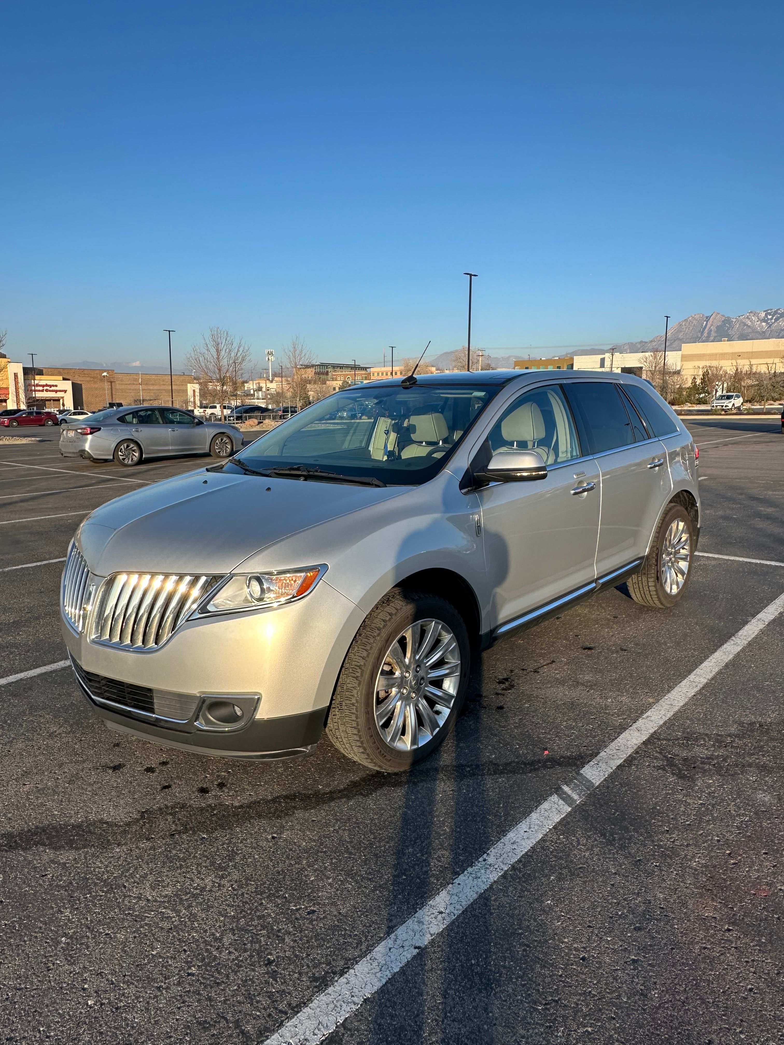 Used 2013 Lincoln MKX AWD image 2