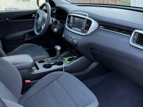 Used 2019 Kia Sorento LX image 4