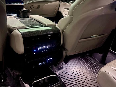 Used 2022 Jeep Wagoneer Series III w/ Premium Group I image 12