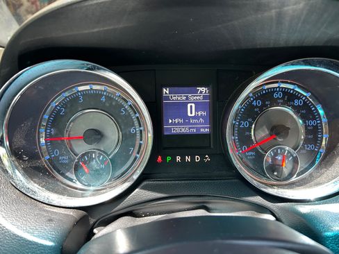 Used 2015 Chrysler Town & Country Touring image 9