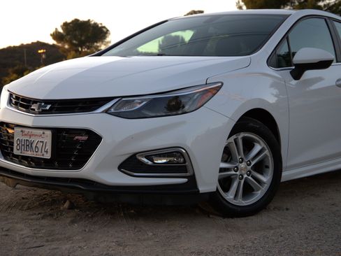 Used 2018 Chevrolet Cruze LT w/ Convenience Package FWD image 6