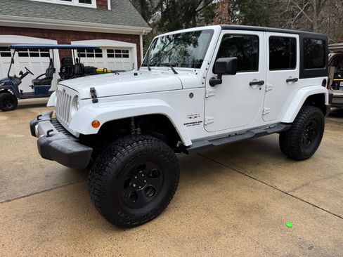 Used 2017 Jeep Wrangler Unlimited Sahara w/ Connectivity Group image 6