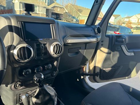 Used 2018 Jeep Wrangler Unlimited Sahara w/ Max Tow Package image 10